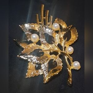 Vintage Gerry's brooch / pin gold black pearl signed